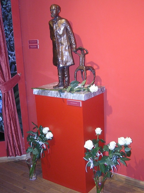 Varga Imre Madách szobra a Madách Imre Emlékházban a megemlékezés virágaival.